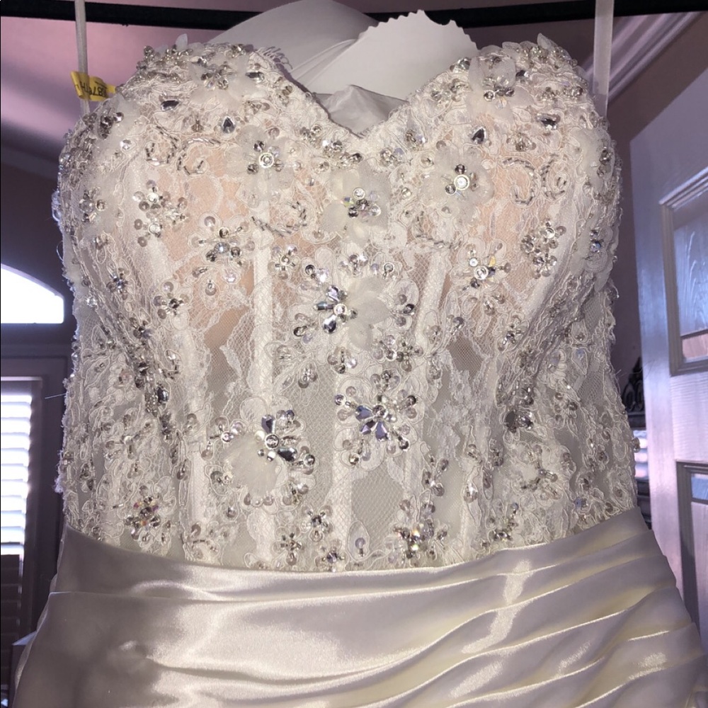 Gorgeous wedding dress!